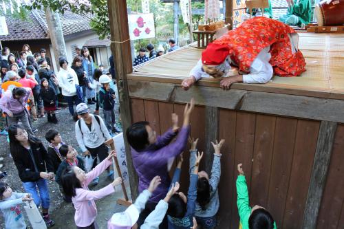 坂本八幡大神社神代里神楽の様子